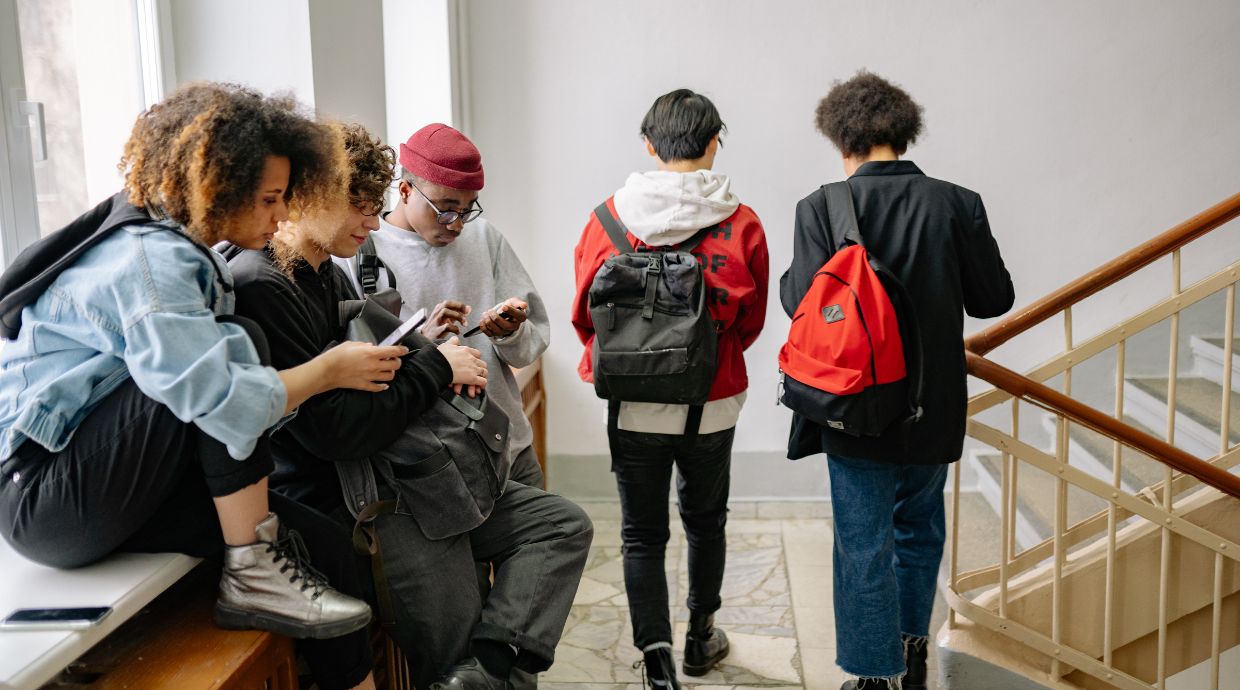 R-ESISTERE ADOLESCENTI Incontro con le culture, i vissuti e le sofferenze delle nuove generazioni
